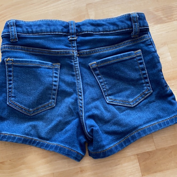 Shorts - Picture 2 of 3